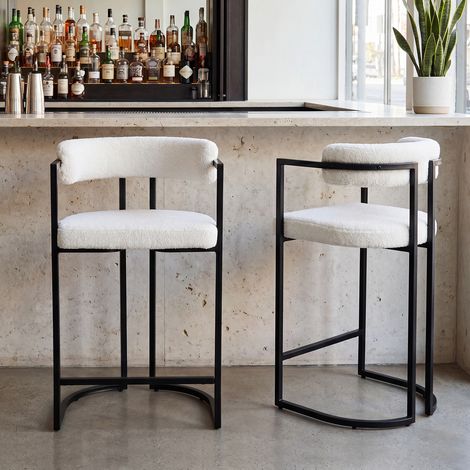Wahson Lot de 2 tabourets de bar en fausse fourrure – Dossier incurvé et accoudoirs – Pieds en métal noir – Hauteur d'assise 66cm, Blanc