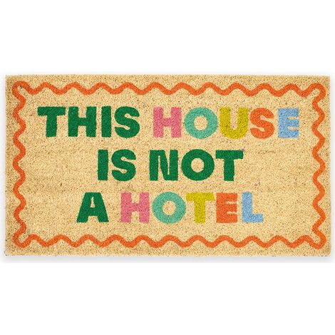 Fisura – Zerbino d’ingresso “Not a hotel” in cocco con base antiscivolo in PVC. Tappeto dipinto a mano in multicolor con un messaggio divertente per il tuo ingresso. Misure: 70 x 40 cm. (1/5)
