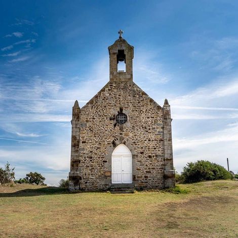Tableau sur toile église de Chausey 90x90 cm - Impression sur Toile Murale Décorative - Image imprimée en HD sur Toile - Toile sur Châssis en Bois FSC - Fabriqué en France (1/4)