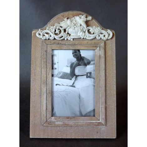Cornice portafoto in legno anticato, 23x16 cm, marrone chiaro con decorazioni color crema. (1/3)