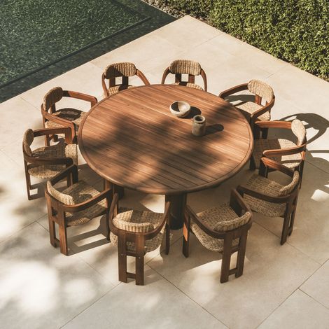 SKLUM Set aus rundem Tisch Ø180 cm aus Akazienholz und 10 Gartenstühlen aus Akazienholz und synthetischem Rattan Ginara Akazie Braun (1/5)