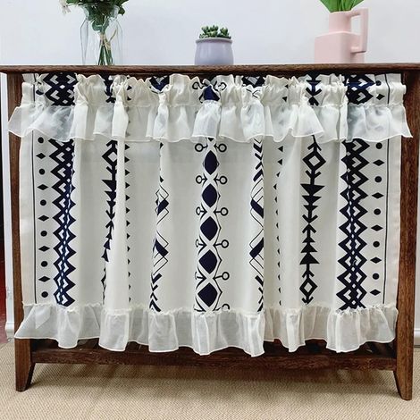 Cortina opaca corta para dormitorio, de algodón y lino blanco y azul con estampado geométrico bohemio y volantes, 150 x 60 cm (ancho x alto). (1/4)