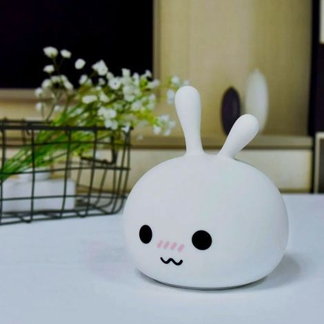 Veilleuse LED lapin en silicone blanc avec port USB.
