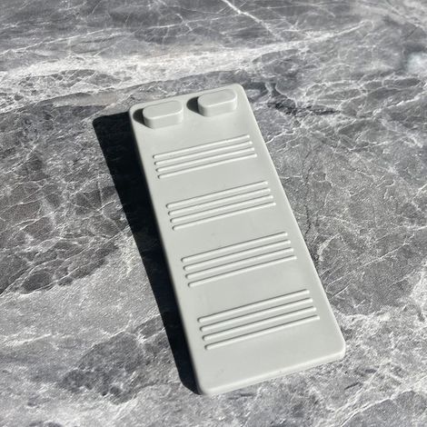 Butée de porte grise 1er modèle pour le bas de porte, petite cale en caoutchouc, support de porte flexible et anti-rayures - Conception empilable et antidérapante intelligente (1/5)