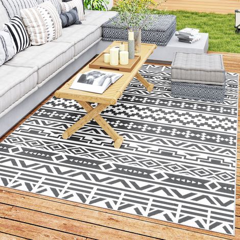 Wendbarer Outdoor-Teppich 182 x 274 cm mit geometrischem Bordürenmuster, wasserdicht, inklusive Tragetasche, grau und weiß