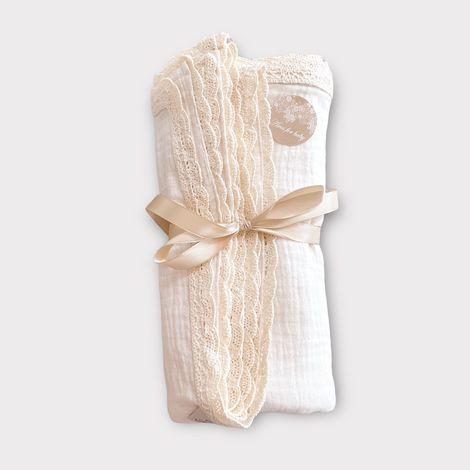 Coperta in mussola 100x75 con pizzo color latte (1/5)