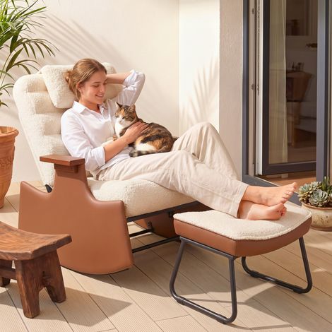 Fauteuil à bascule tissu bouclette beige avec repose‑pieds séparé,rocking chair relax dossier réglable 3 positions,appui‑tête rembourré,accoudoirs PU marron,scandinave,pour salon et chambre (1/5)