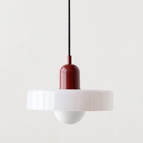 Un lustre de style Bauhaus au design médiéval et à l'abat-jour en vitrail, idéal pour la chambre 35 cm en verre blanc avec une base rouge. (1/5)