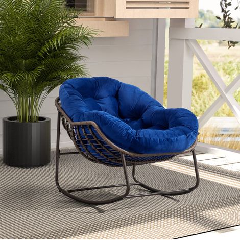 Sillón balancín de exterior de ratán sintético, cojín azul marino, estructura de acero HAVRYA (1/5)