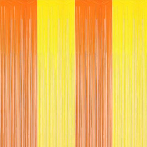 Un ensemble de 4 rideaux à rayures orange-jaune avec des pompons métalliques pour la décoration d'une fête d'anniversaire. (1/5)