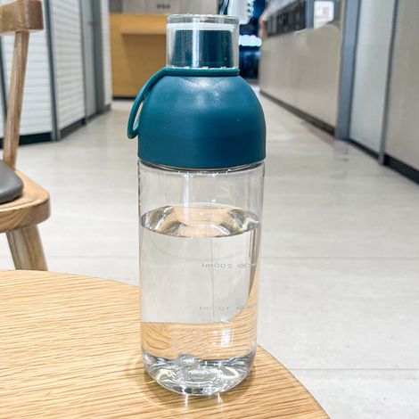 Hochtemperaturbeständiger PC-Kunststoff-Wasserbecher, elegantes und schlichtes Design, mit Skala, tragbar, geeignet für den Heimgebrauch, Cold-Brew-Becher, blau. (1/5)
