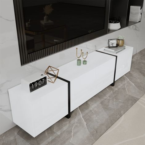 Meuble TV, meuble bas, meuble blanc brillant avec pieds noirs contrastants, avec portes de placard simples et tiroirs.