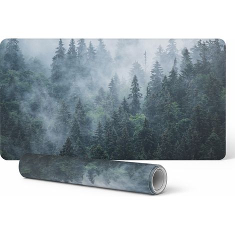 Alfombrilla de escritorio antideslizante con estampado de bosque de con铆feras brumoso, 90x45 cm.