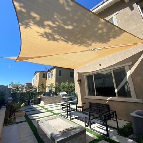 Voile d'ombrage triangulaire 4 m x 4 m x 4 m, protection UV, respirante, pour extérieur, terrasse, jardin (1/3)