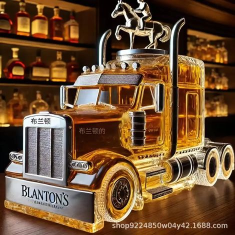 Bouteille de whisky originale en forme de semi-remorque (350 ml), idéale pour décorer un bar à la maison ou offrir un cadeau. (1/5)