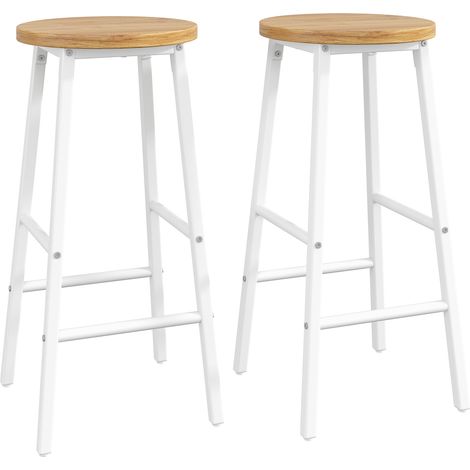 Juego de 2 taburetes de bar, 63 cm, con reposapiés, patas antideslizantes ajustables, MDF efecto madera, metal blanco (1/5)
