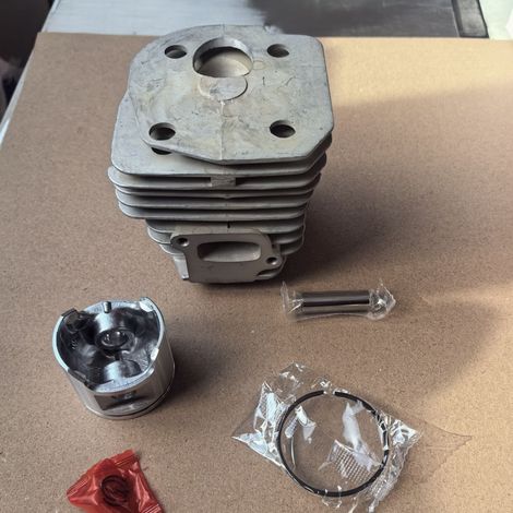 Ensemble piston-cylindre Husqvarna 353 de 45 mm, alésage de 45 mm, comprenant les segments de piston, pour tronçonneuses Husqvarna 353.