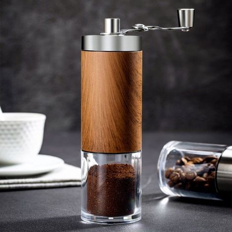 Moulin à café manuel en acier inoxydable avec meules en céramique. Silencieux et portable, il convient aux cafetières expresso, moka, à piston et Aeropress. Son design imitation bois lui confère un as (1/5)
