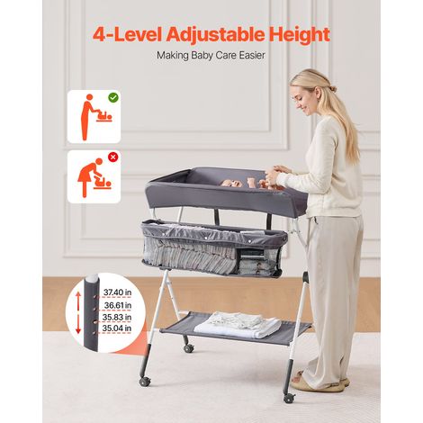 Table à Langer Pliable, Plan à Langer avec Panier Latéral et Roulettes Verrouillables, Meuble pour Bébés Réglable en Hauteur, Rangement Multifonction pour Chambres d'Enfant, Gris Foncé (1/5)