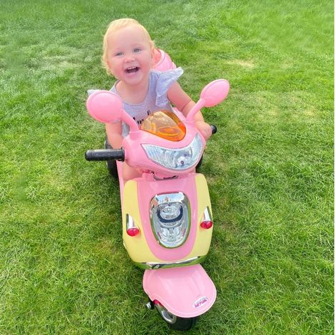 Tricycle électrique enfant 108x51x75 cm en PP et métal rose, avec rangement pour enfant FloraGrace (1/5)