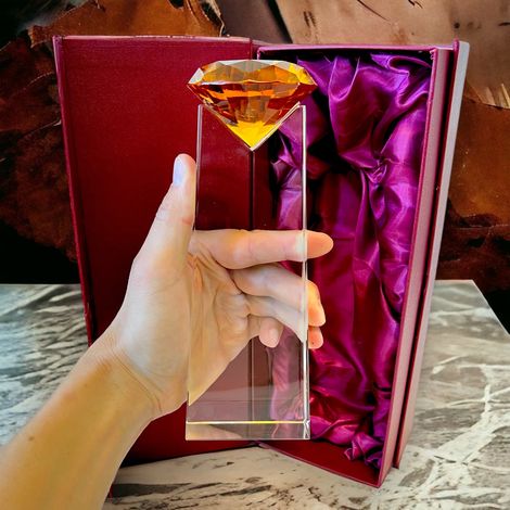 Gran cristal con un diamante en la parte superior, estatuilla de cristal para grabar o imprimir, con estuche decorativo. (1/5)