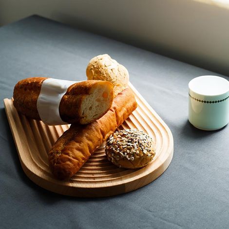 Plateau à pain et dessert swirl style japonais en hêtre, planche à découper et présentoir cuisine déco maison 32.5x24.5x1.8 cm 820 g 1 pc (1/3)