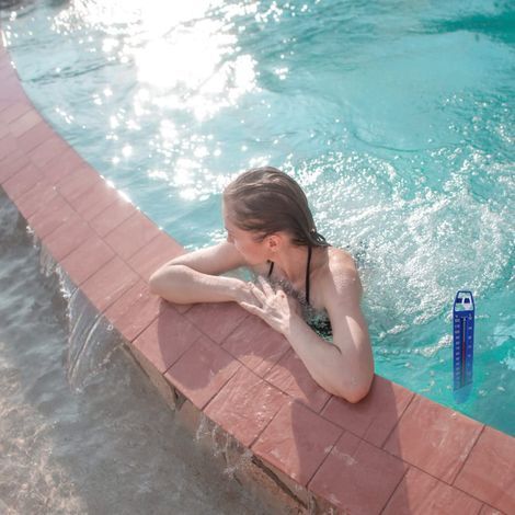 Floating pool thermometer, shock-resistant, for measuring water temperature in pools, spas, hot tubs and aquariums - AquaForge (1/5)