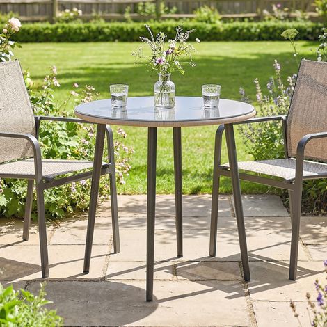 Table de jardin en acier Table buffet avec cadre en acier, bord en rotin PE, pieds réglables, 4 places 80 x 80 x 74 cm Gris (1/5)