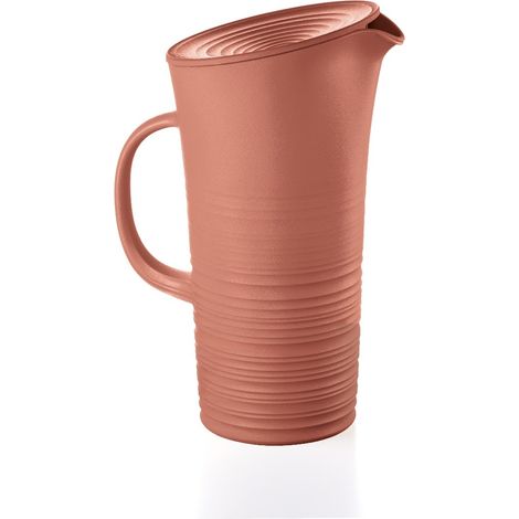 Jarra con tapa de terracota.