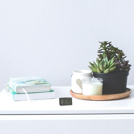 Mini réveil numérique avec Fonction Alarme, thermomètre et hygromètre, idéal comme Horloge de Voyage, Horloge à Quartz, Horloge de Table, Petit et Compact, Gris (1/5)