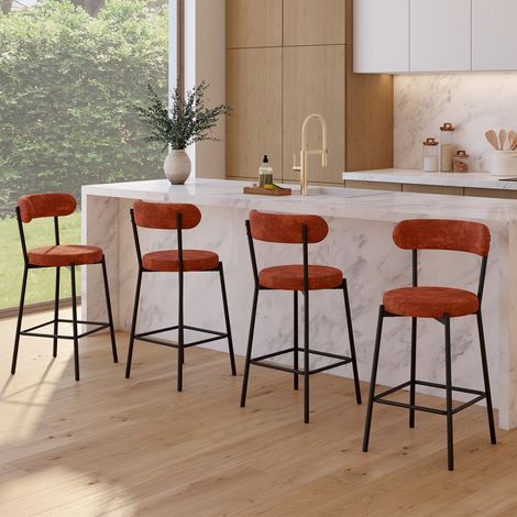 Lote de 4 taburetes de bar MIKI con respaldo curvo de tejido de chenilla en color terracota y patas de metal negro (1/5)