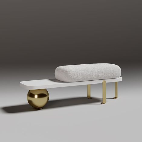 Un banc d'entrée moderne blanc et or, avec des coussins ronds en tissu doux et des pieds en métal au design abstrait
