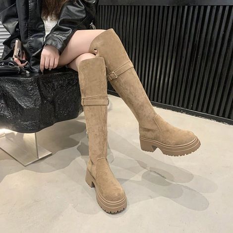 Deux farbige Reiterstiefel mit umschlagbarem Schaft und stabiler Blockabsatz aus weichem Leder (1/3)
