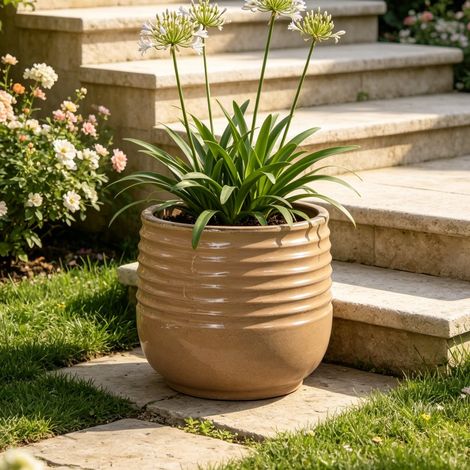 Einzelner Handgefertigter Keramik Pflanztopf (Ø 36 cm), Glänzend Hellbraun mit horizontaler Wellenrillen-Struktur, atmungsaktiv, frostsicher, mit Ablauflöchern für große Zimmer- und Gartenpflanzen (1/5)