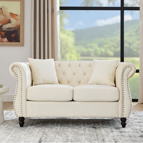 MODFU – Divano 2 posti Chesterfield in velluto con schienale capitonné, borchie decorative e braccioli curvi, seduta in schiuma e molle, piedini in legno di hevea – Beige (1/5)