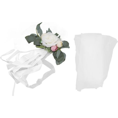 Décoration florale simple et attrayante pour dossier de chaise : fleurs artificielles blanches éclatantes et magnifiques, ornées de rubans, idéales pour un mariage. (1/5)