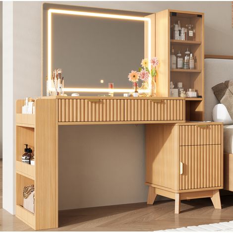 Tocador 133/136/40 cm en color natural con espejo LED, enchufes y almacenaje (1/5)