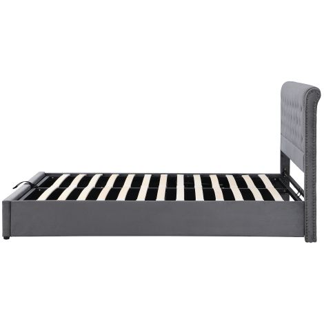Lit coffre capitonné (avec mécanisme de relevage hydraulique) orné de rivets dimensions 140 x 200 cm matelas non inclus revêtement en velours couleur grise. (1/5)