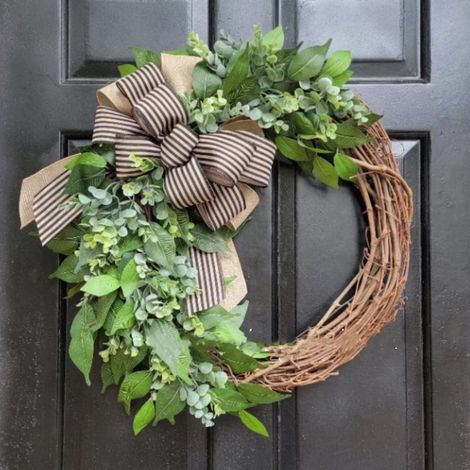 Guirlande Artificielle - Couronne Circulaire En Rotin Avec Faux Fleurs Et Ruban Rayé - Décoration Porte D'Entrée Extérieure Ou Murale - 38 Cm - 1 Pièce (1/4)