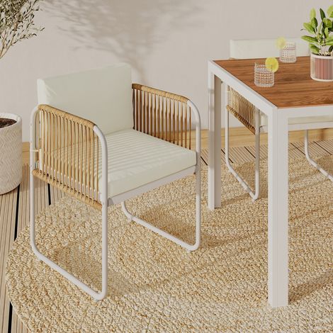 Lote de 4 sillas RIO con armazón de metal blanco, cordón efecto ratán claro y cojines beige