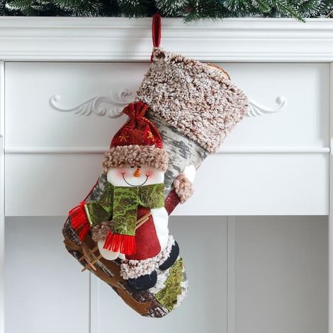 grande chaussette de Noël avec un traîneau, un vieil homme, un bonhomme de neige et un cerf (1/5)