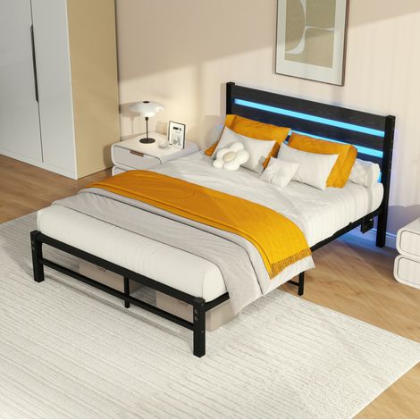 Cama doble 140x200 cm estilo industrial de metal y MDF negro con cabecero efecto madera, LED RGB y espacio inferior (1/5)