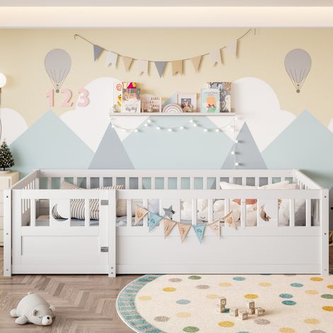 Letto per bambini minimalista 90x190 cm in pino bianco con sponde di sicurezza e decorazioni stella e luna (1/5)
