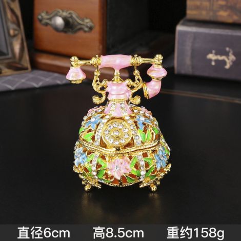 (Rose) Boîte à bijoux vintage en émail ajouré incrusté de diamants, fabriquée artisanalement, en forme de téléphone. (1/2)