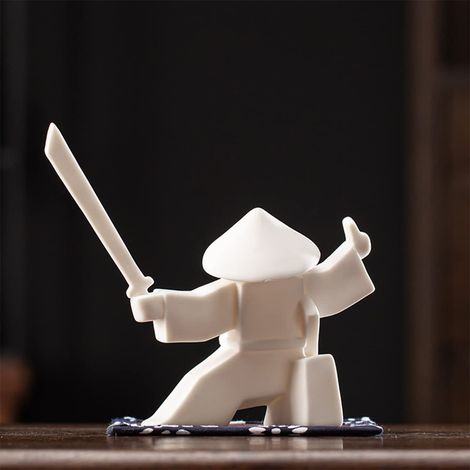 Sculpture de guerrier japonais à double fonction : figurine ornementale et brûleur de parfum pratique. Décoration zen pour la maison ou le bureau. Tons blancs. (1/5)