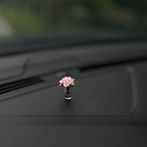 Mini rosa in un piccolo vaso di vetro, un accessorio grazioso e realistico per specchietti retrovisori e cruscotti. (1/2)