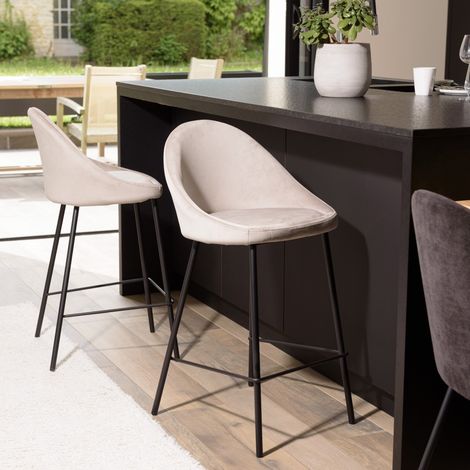 Macabane – Lot de 2 tabourets de bar 65cm – Tissu velours chamois – Pieds en métal noir – Design moderne pour cuisine (1/5)