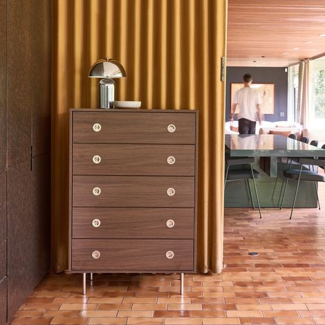 Commode vintage décor bois et acier inoxydable 5 tiroirs noyer - Shelby (1/5)