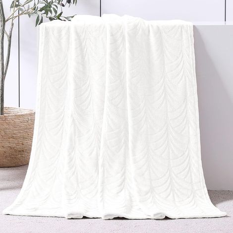 Couverture en flanelle douce, chaude et confortable pour le canapé ou le lit, idéale en toute saison, cadeau pour la famille, jeté de sieste - couverture ultra douce, 150 x 200 cm, 900 g, blanche (1/4)