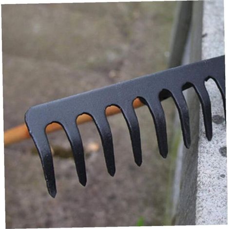 Rastrello da giardino manuale in metallo con 14 denti, ideale per raccogliere foglie cadute e terra smossa. Uno strumento perfetto per la cura di prati e giardini. (1/4)